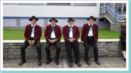 es hockt si sicher no oaner zu ins.