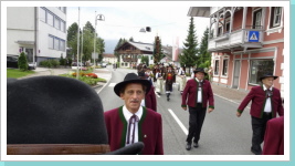 mit festen, z&uuml;gigen Schritten beim Ummergang siet man unsere Mander, kein Wunder, sie werden ja von an Tschippl Makedenderinnen verfolgt.