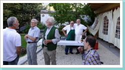 Helmut mit seinem Azubi vorm Grill