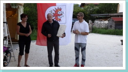 Ein sichtlich erfreuter Geehrter mit seinem Dank an Albert und Andrea