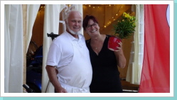 Helmut bedankte sich bei Andrea mit Blumen und's Dankebussal hat der Fotograf verschlafen, oder war er's ihm neidig?