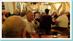 und des schianer als wiea bei den Proben, is halt a guats Platzl in Obmann sei Unterhaltungs Zentrum!