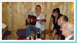 A lustigs V&ouml;lkl de boarischen Fliaga und singen kennens a