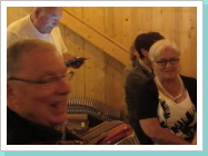 zu mir sollst schau'gn und nit aufs Tablet, hat er nachher zu mir g'sagt, is halt schwar wenn man nit sattlfest is.