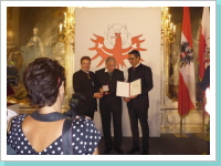 &Uuml;berreiching der Ehrenmedaille dur die Landeshauptleute von Tirol und S&uuml;dtirol