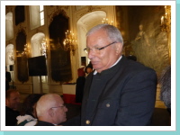 und ist sichtlich ger&uuml;hrt und betroffen